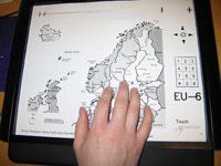 [Bilde: h&aring;nd som kjenner p&aring; kart