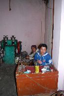 Her jobber noen gutter p&aring; bakrommet hos en gullsmed