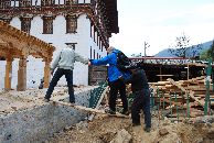 P&aring; byggeplassen ved Dzongen var det ikke like lett &aring; komme fram!