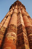 5 etasjer opp med ulik byggem&aring;te for hver etasje. Rundt t&aring;rner er vers fra koranen skrevet inn.