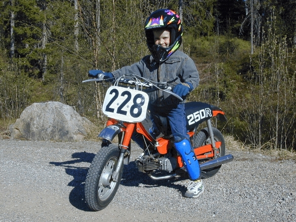 [Bilde: Liten gutt p&aring; MC]