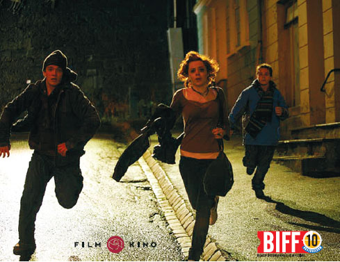 [Bilde: Scene fra Vegas. Hovedpersonene l&oslash;per p&aring; gata.]