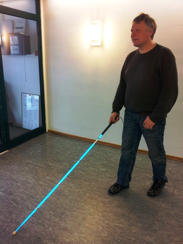 [Bilde: Morten bruker en knallbl&aring; stokk til navigering]